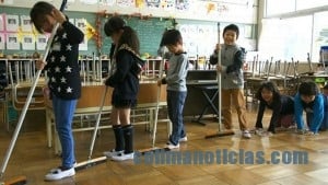 NIÑOS JAPONESES LIMPIAN ESCUELA