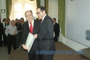 SECRETARIOS RECIBEN TITULARIDAD14
