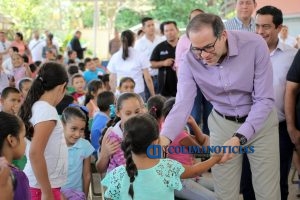 Cumple Nacho compromiso con familias de Minatitlán2