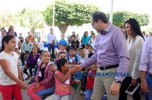 Cumple Nacho compromiso con familias de Minatitlán3