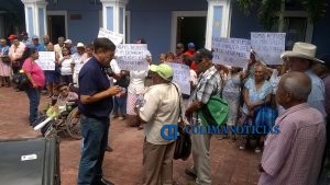 Incumple Héctor Insúa compromisos con adultos 2
