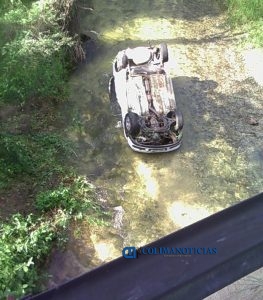 Vehículo cae de puente 3
