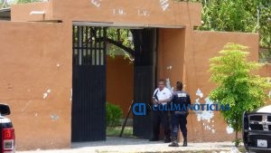 escuela en Tecomán - gente armada