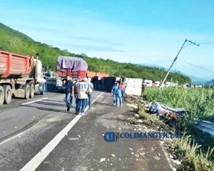Desprende contenedor de un tráiler y aplasta camioneta