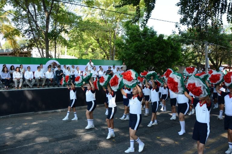 Premia SE A Escuelas Ganadoras Del Desfile Del 20 De Noviembre | Colima ...