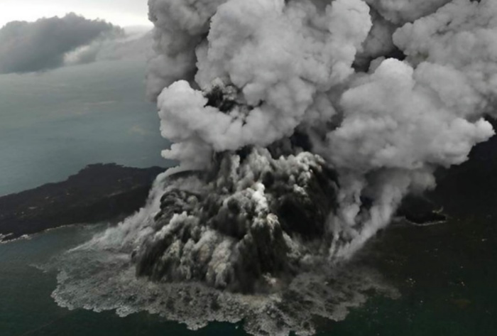 En Indonesia, Volcán Anak Krakatoa Entra En Erupción | Colima Noticias