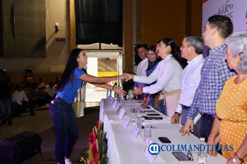 Entrega Gaby Mejía más de medio millón en becas | Colima Noticias